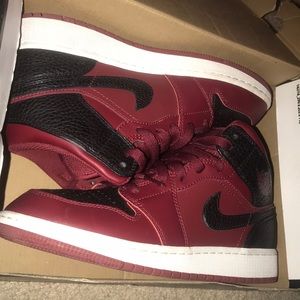 AIR JORDAN 1 MID